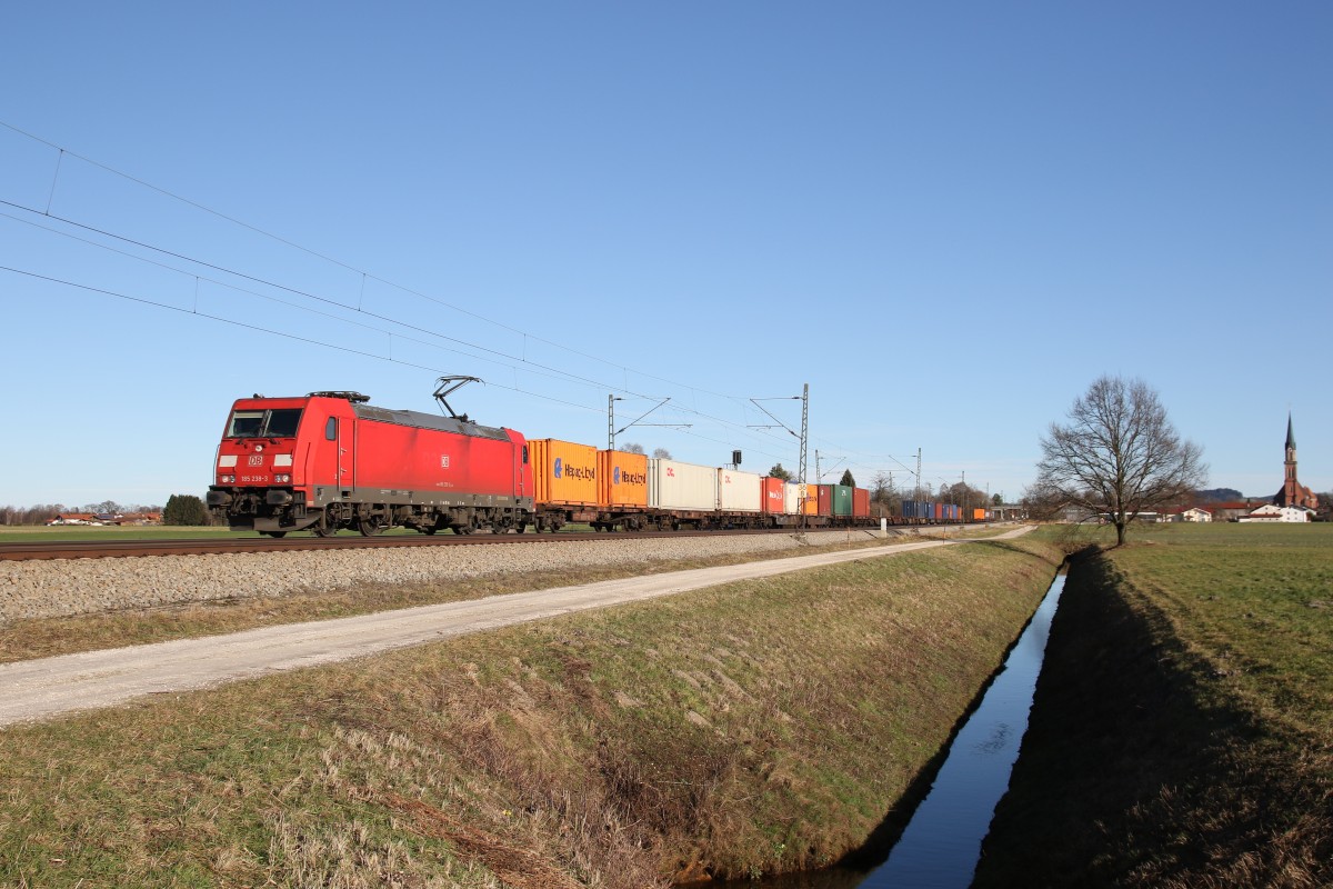 185 238-3 mit einem Containerzug am 10. Januar 2015 bei bersee am Chiemsee.