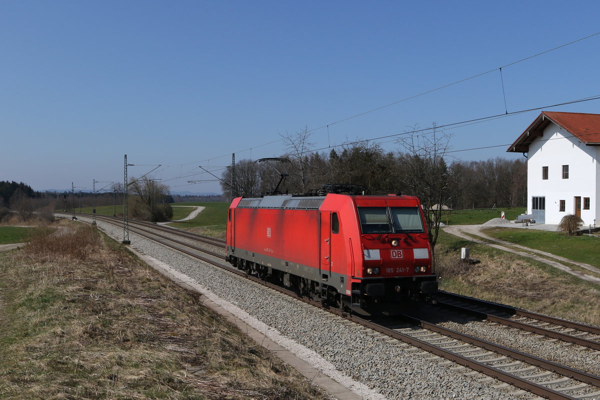 185 241 auf dem Weg nach Freilassing am 18. Mrz 2020 bei Grabensttt am Chiemsee.