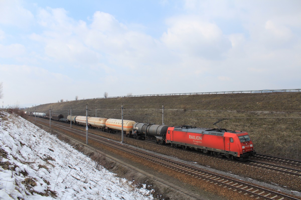 185 245-8 mit einem gemischten Gterzug am 16. Mrz 2013 in der Nhe von St. Plten.