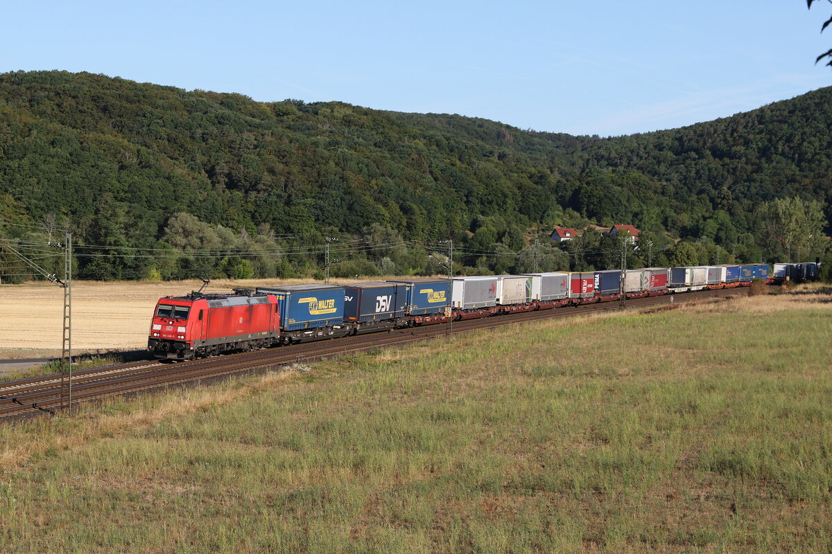 185 249 mit einem  KLV  aus Gemnden kommend am 7. August 2022 bei Harrbach am Main.