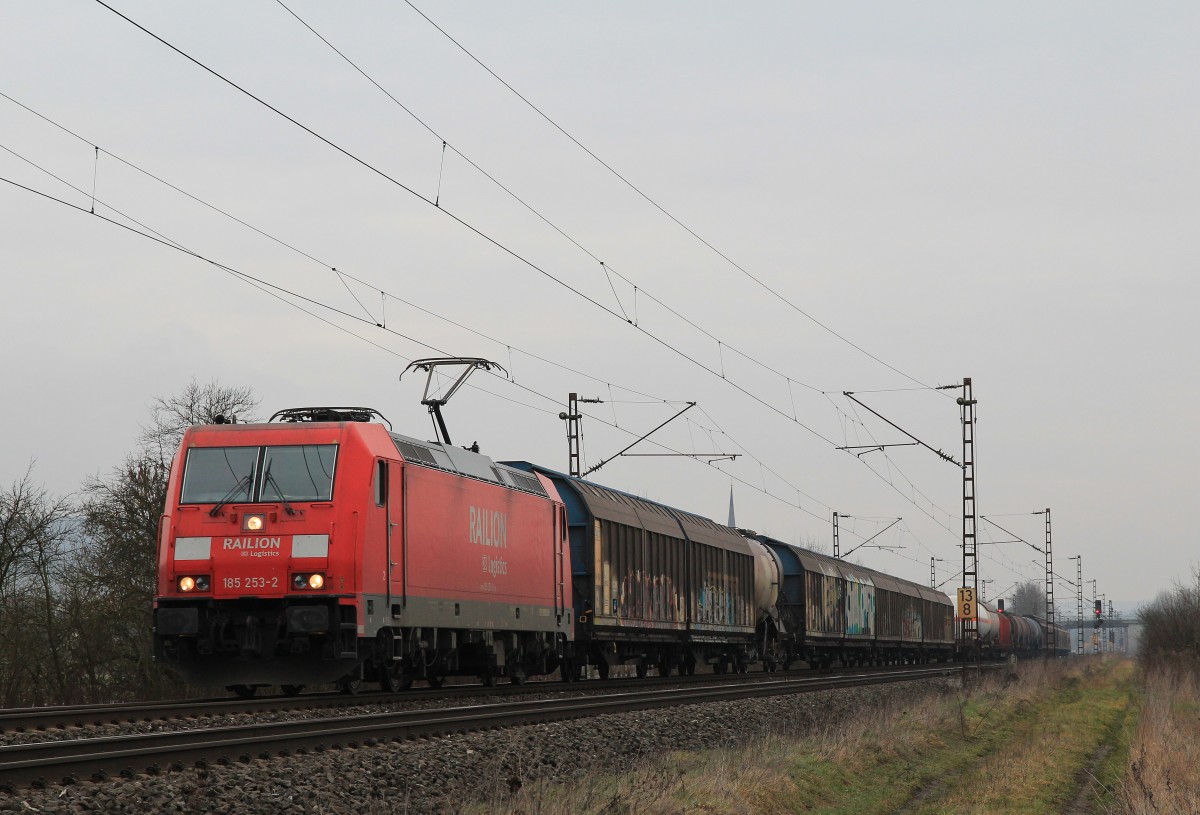 185 253-2 ebenfalls mit einem gemischten Gterzug am 20. Februar 2014 bei Thngersheim.