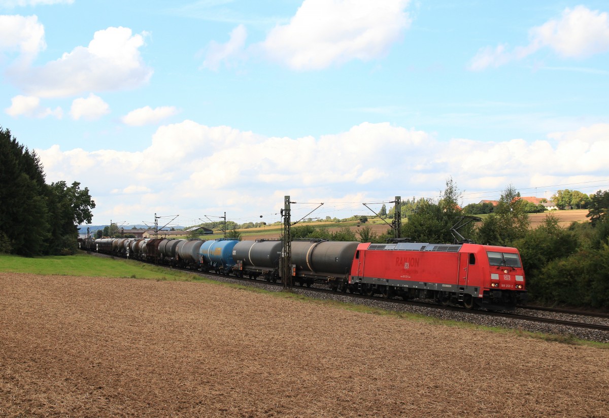 185 253-2 mit einem Kesselzug am 30. August 2014 bei Sinngrn.