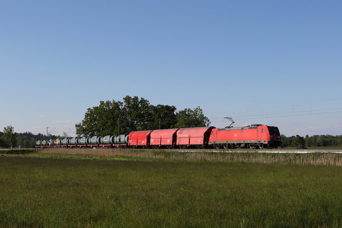 185 253 mit dem  Mllzug  aus Rosenheim kommend am 31. Mai 2021 bei Bernau am Chiemsee.