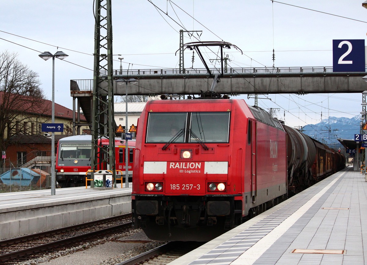 185 257-3 durchfhrt am 9. April 2012 den Bahnhof von Rosenheim.