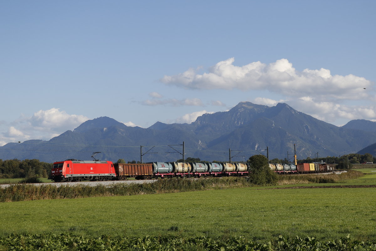 185 257 kam am 25. September 2018 mit einem gemischten Gterzug aus Freilassing. Aufgenommen bei Bernau am Chiemsee.