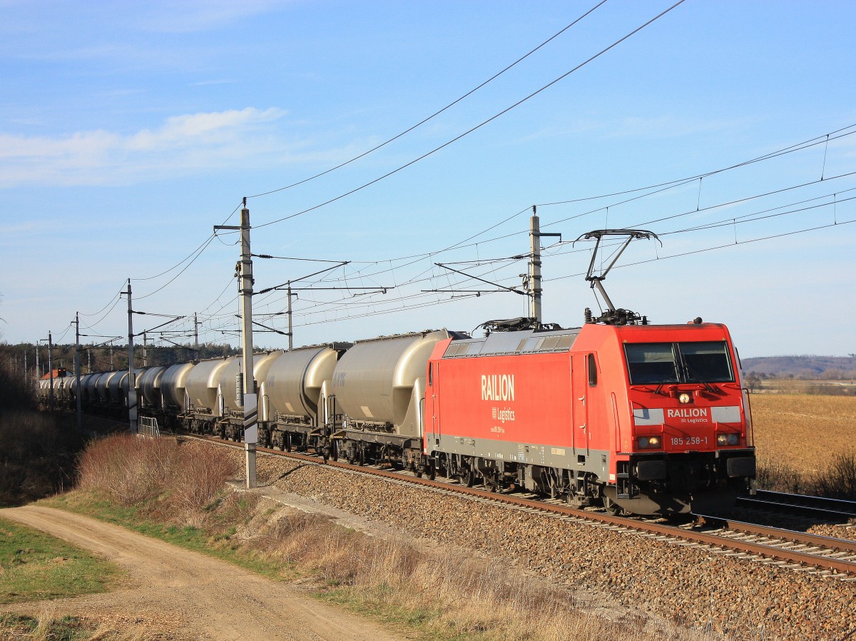 185 258-1 mit einem Kesselzug am 20. Mrz 2014 bei Bheimkirchen.