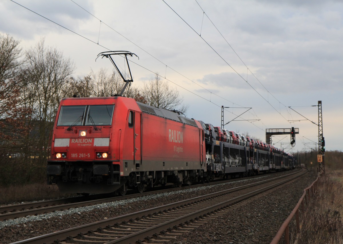 185 261-5 war mit einem Autozug am 21. Februar 2014 im Maintal unterwegs.