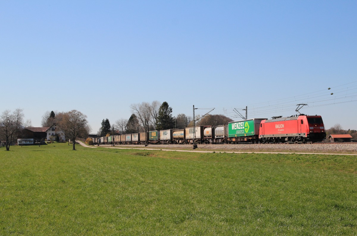 185 264-9 ist mit einem Containerzug in Richtung Salzburg unterwegs. Aufgenommen am 29. März 2014 bei Übersee.