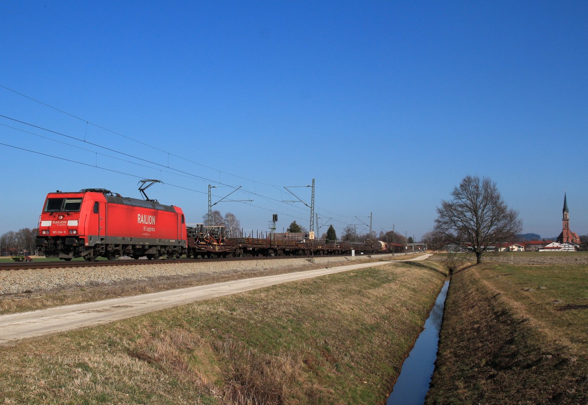 185 264-9 mit einem gemischten Gterzug bei schnstem Wetter am 28. Februar 2014 bei bersee am Chiemsee.