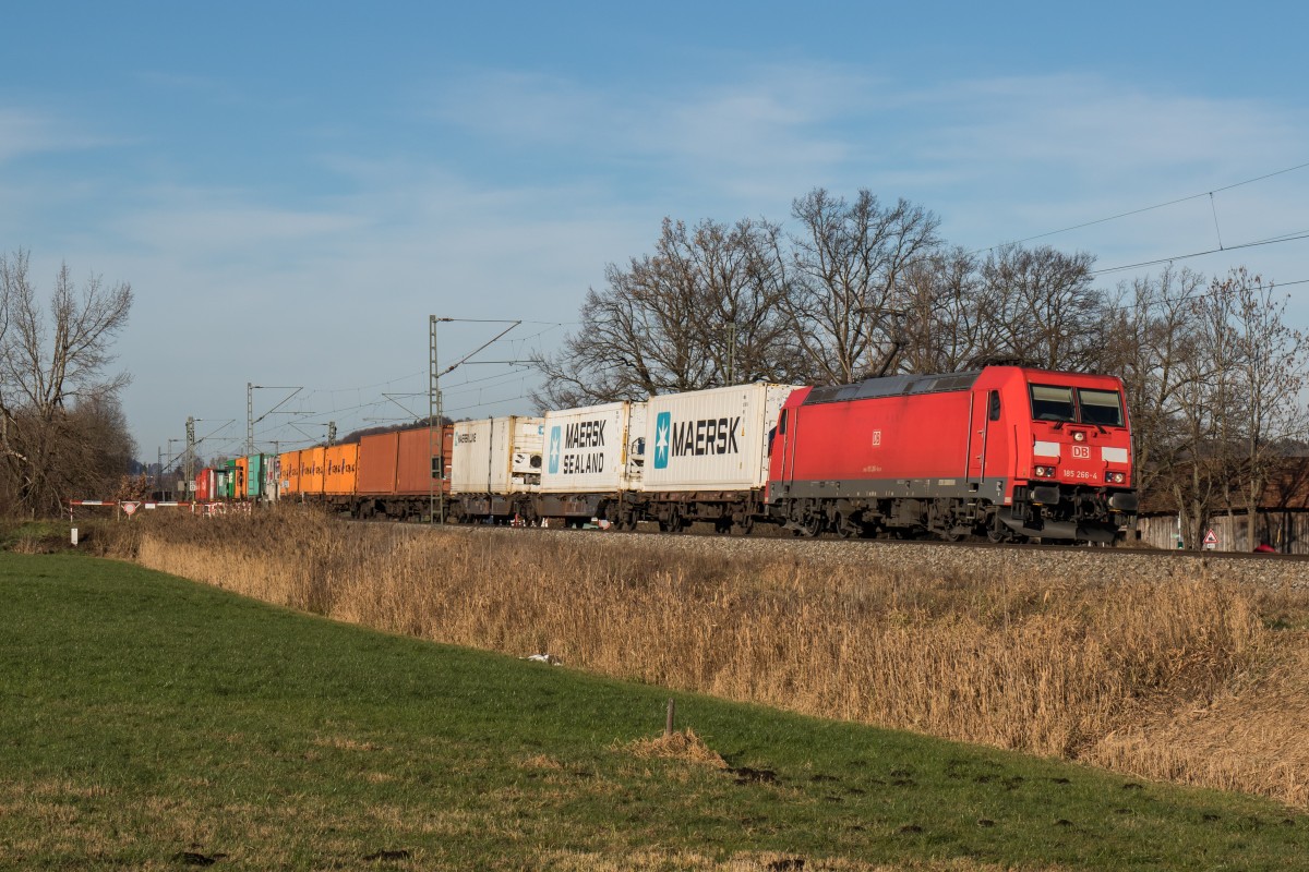 185 266-4 mit einem Containerzug auf dem Weg nach Salzburg. Aufgenommen am 5. Dezember 2015 bei Weisham.