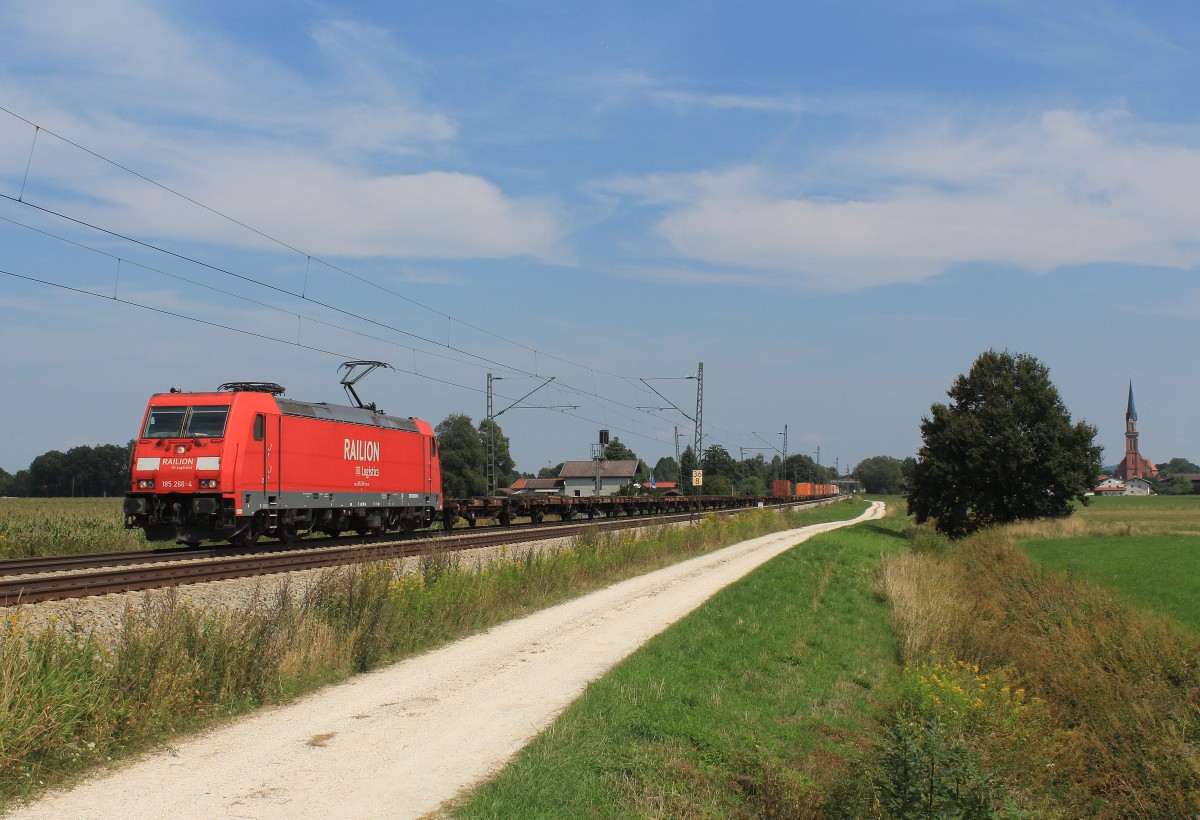 185 266-4 von  Railion  befand sich mit einem Gterzug am 24. August auf dem Weg in Richtung Mnchen.