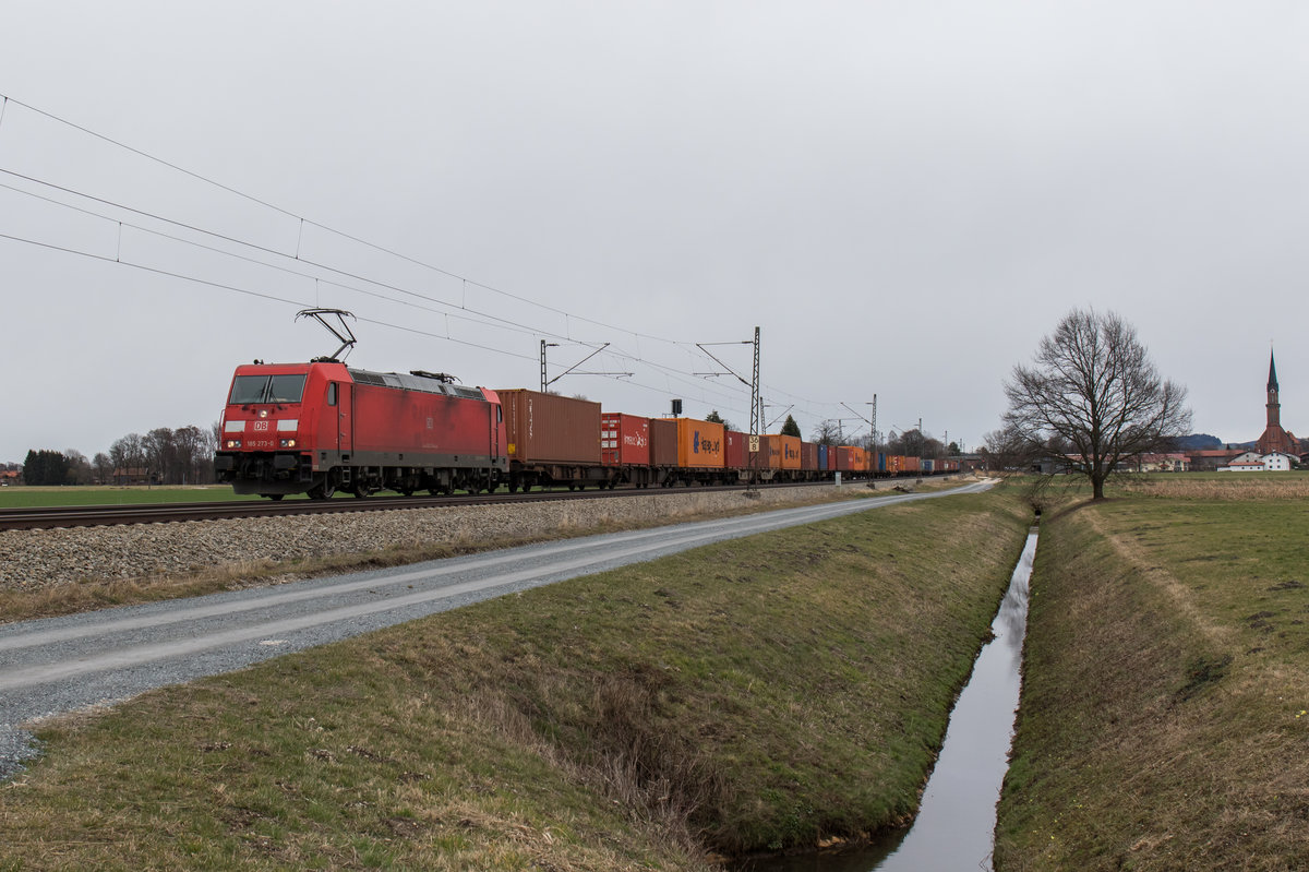 185 273-0 mit einem Containerzug am 20. Februar 2016 bei bersee am Chiemsee.