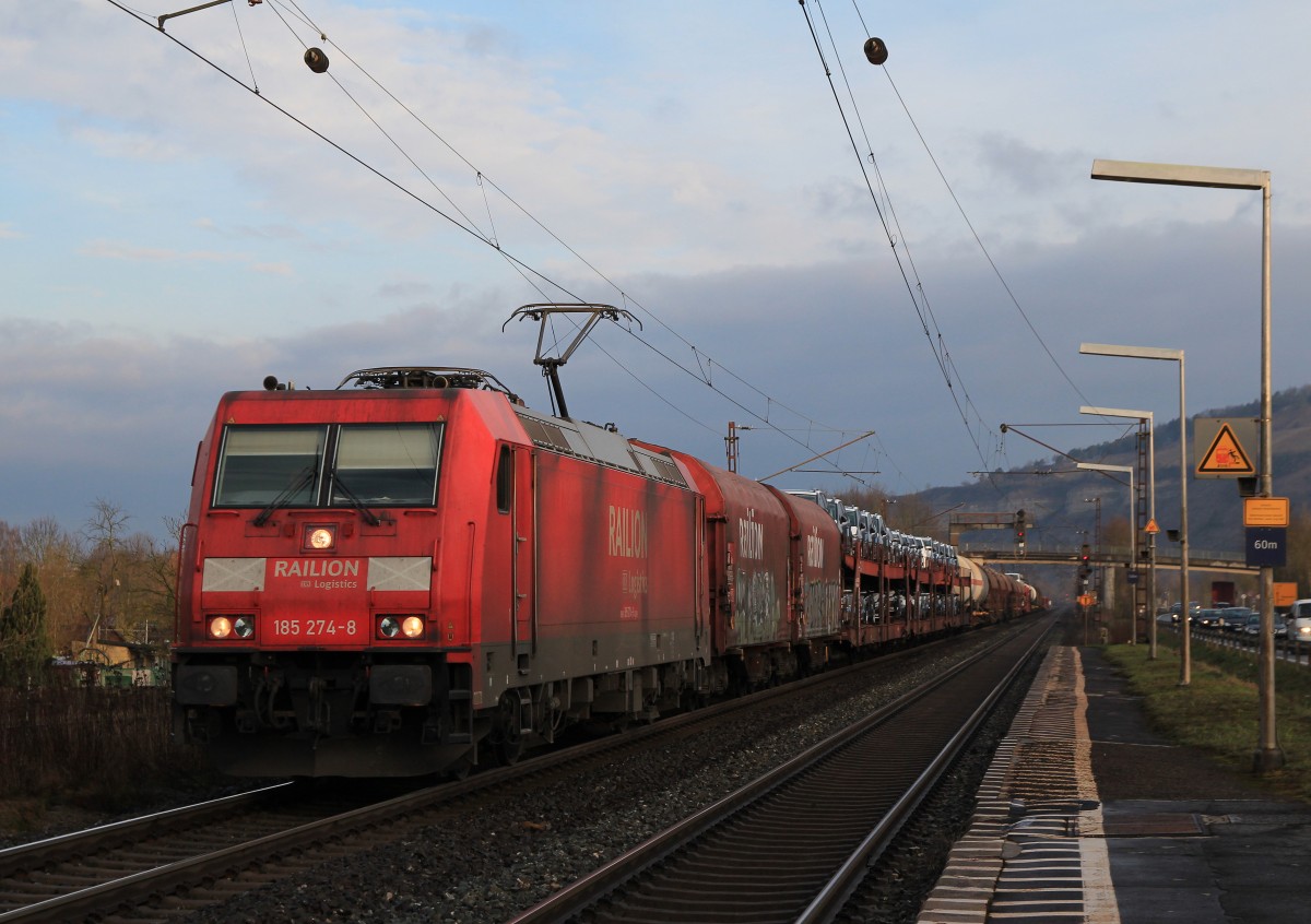 185 274-8 mit einem gemischten Gterzug am 22. Februar 2014 bei Thngersheim.