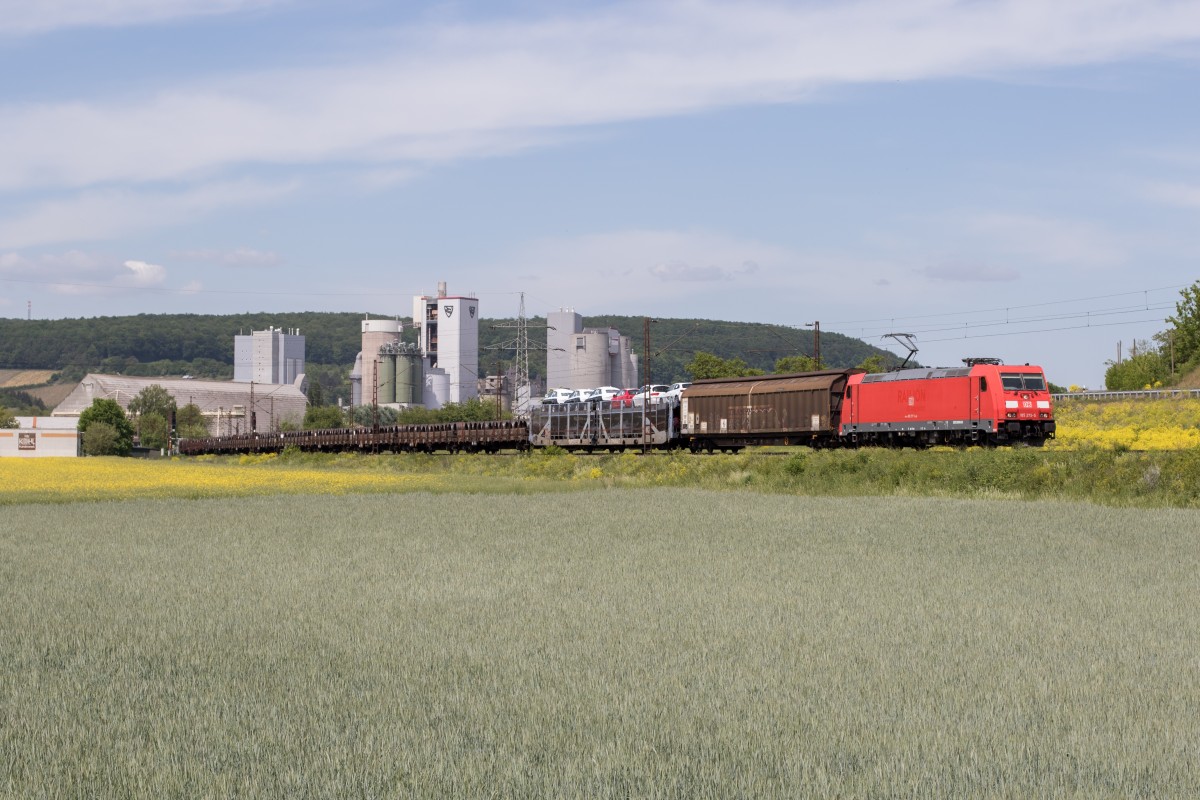 185 275 ist mit einem gemischten Gterzug bei Karlstadt am Main in Richtung Wrzburg unterwegs. Aufgenommen am 15. Mai 2015.