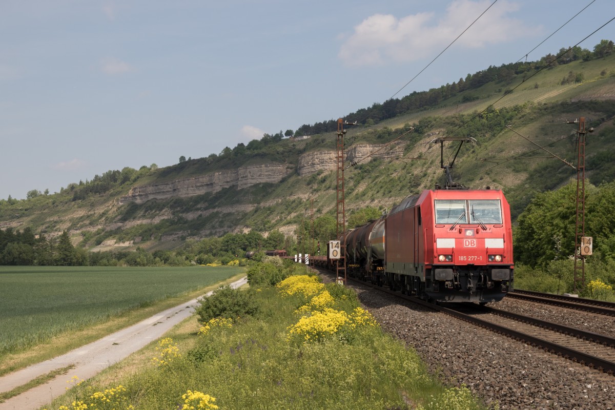 185 277-1 war am 14. Mai 2015 mit einem gemischten Gterzug bei Thngersheim in Richtung Wrzburg unterwegs.