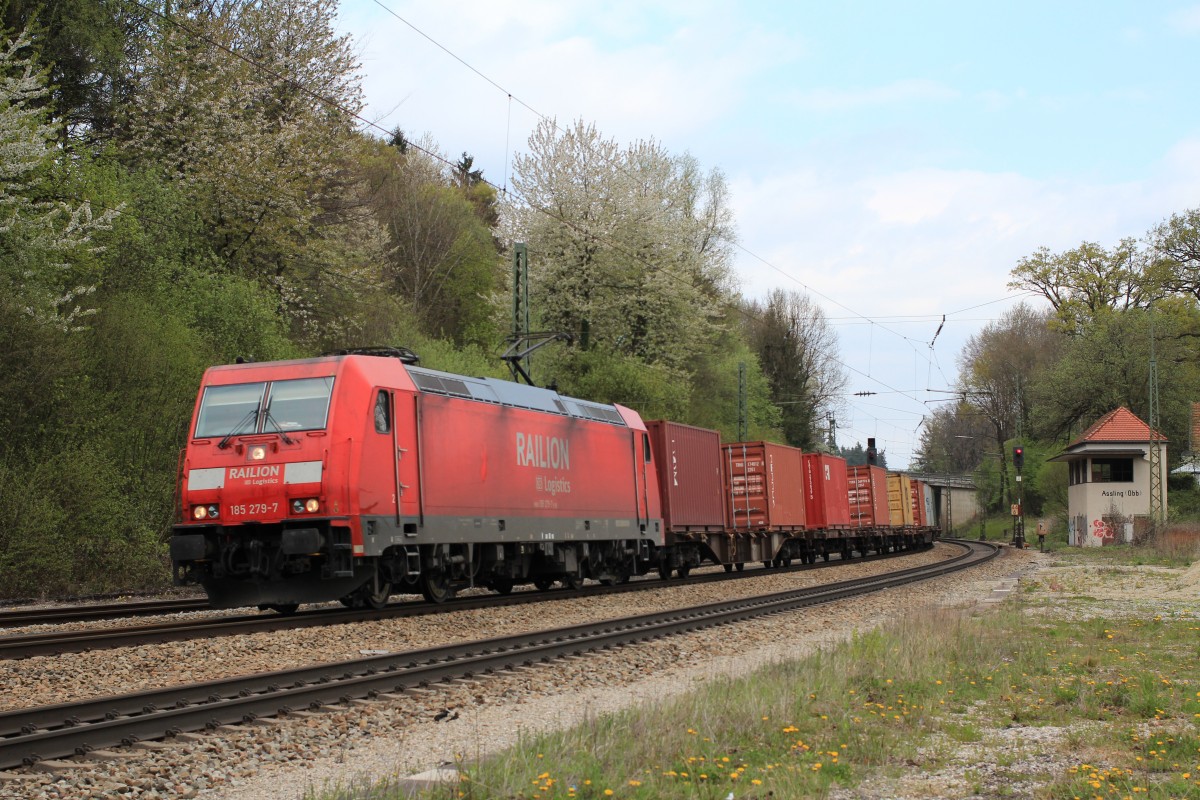 185 279-7 am 14. April 2014 mit einem Containerzug in Assling.