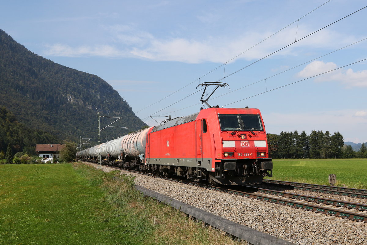 185 282 mit einem Kesselwagenzug am 10. September 2020 bei Niederaudorf.