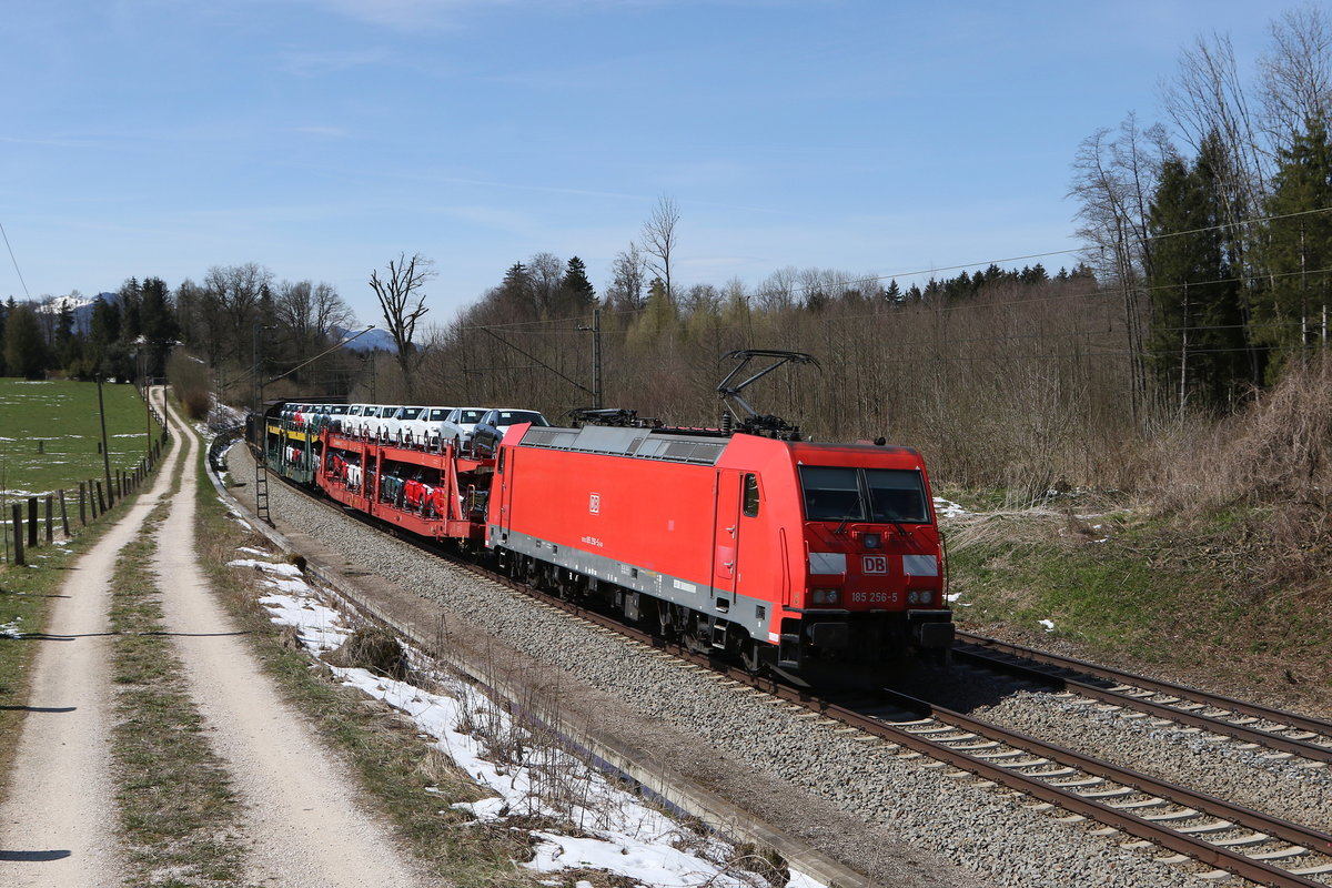 185 286 war mit einem  Mischer  am 9. April 2021 bei Grabensttt in Richtung Freilassing unterwegs.