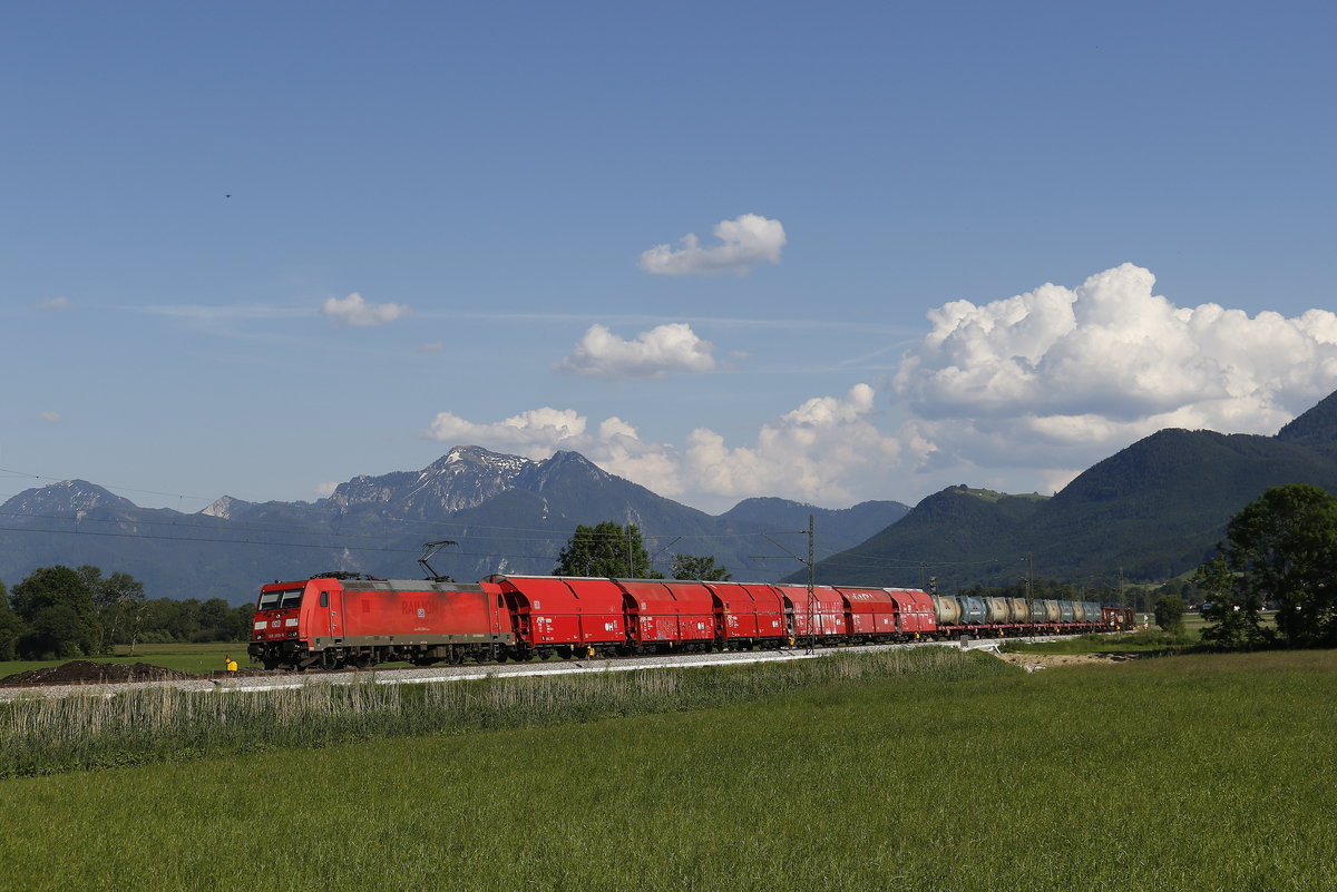 185 289 war mit der  bergabe  von Freilassing nach Rosenheim unterwegs. Aufgenommen am 3. Juni 2019 bei Bernau am Chiemsee.