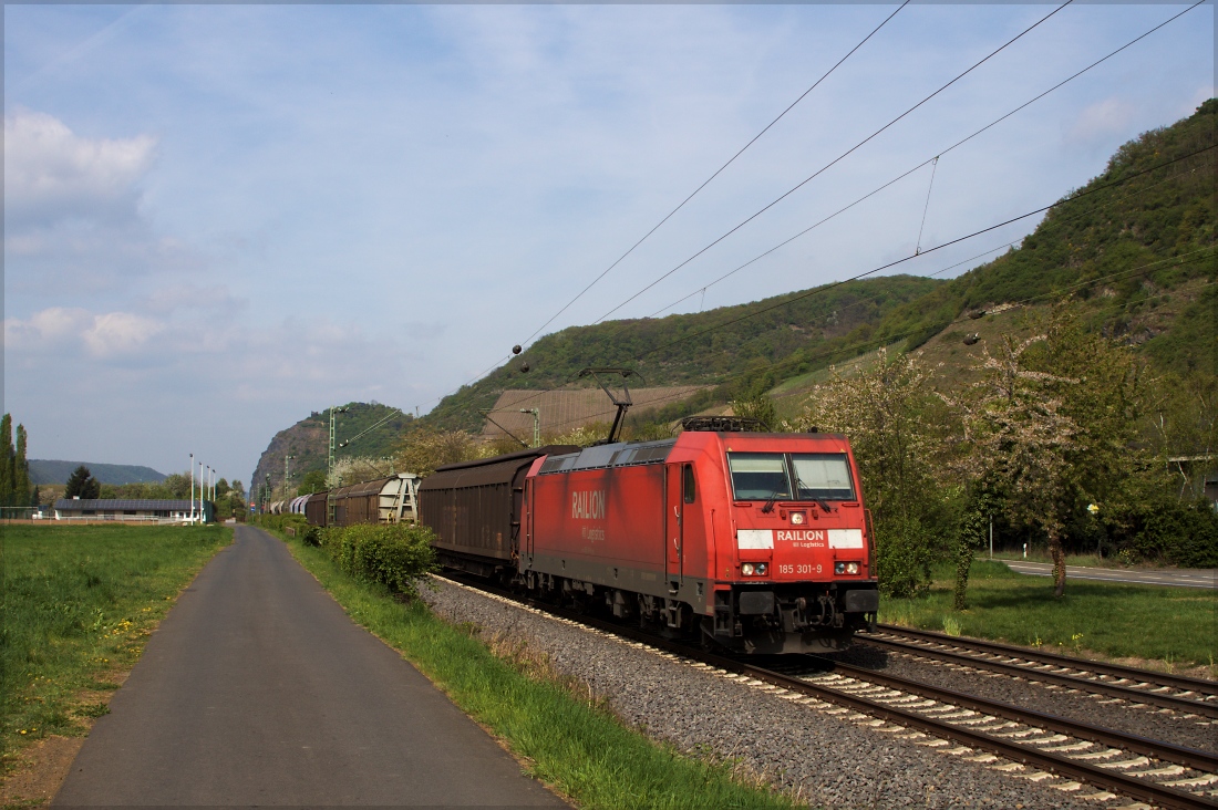 185 301 mit gemischtem Güterzug am 10.04.14 in Leutesdorf