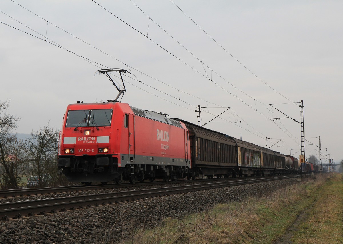 185 312-6 mit einem gemischten Gterzug am 20. Februar 2014 bei Thngersheim