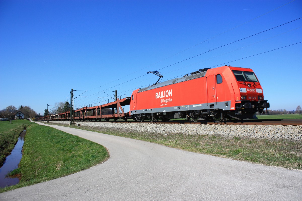 185 312-6 zog am 29. Mrz 2014 einen Zug mit leeren Autotransportwagen bei bersee in Richtung Salzburg.