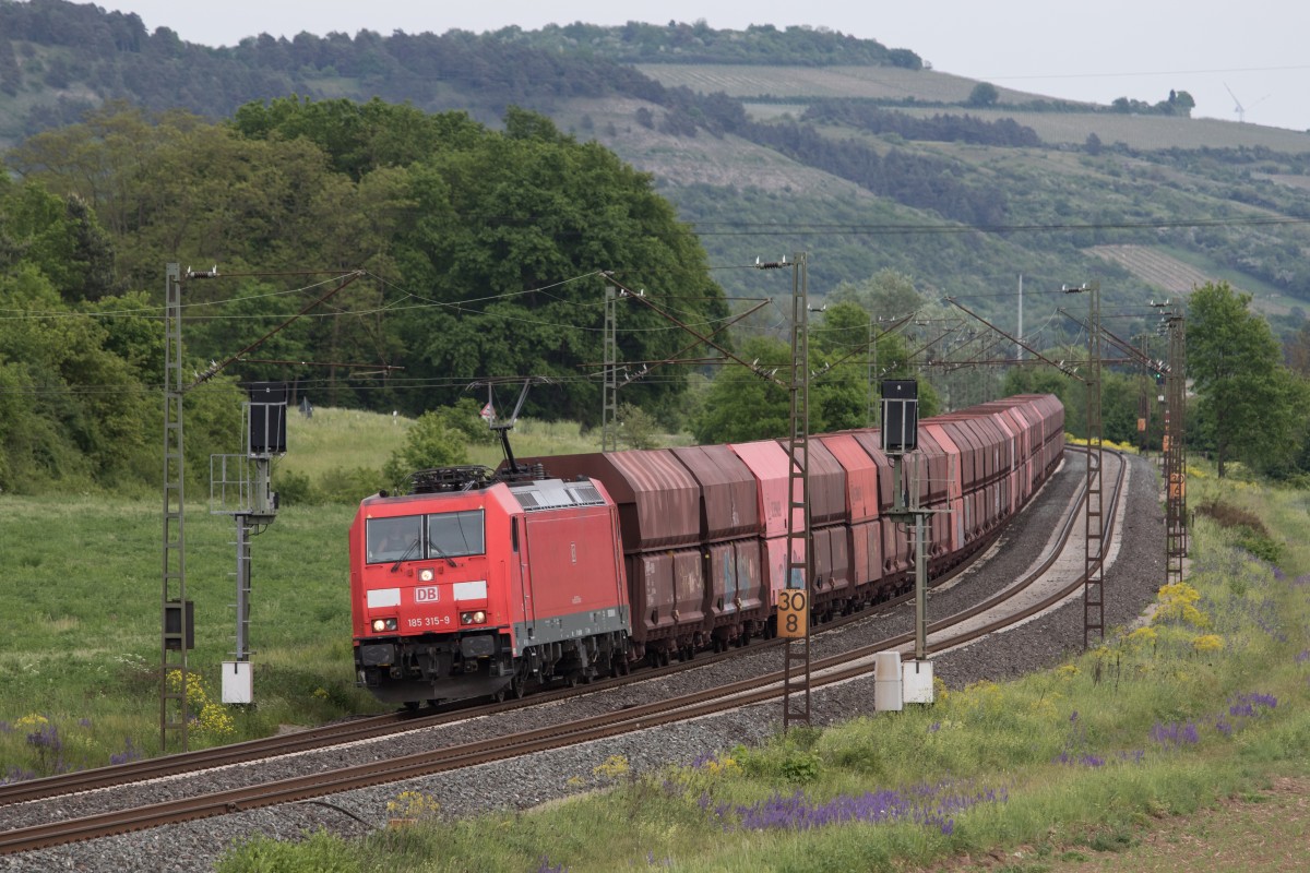 185 315-9 mit einem Ganzzug am 14. Mai 2015 aus Wrzburg kommend bei Harrbach am Main.