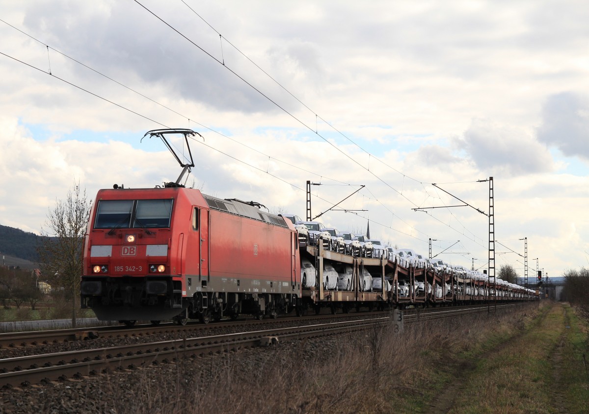 185 342-3 war am 20. Februar 2014 mit einem Autozug bei Thngersheim unterwegs.