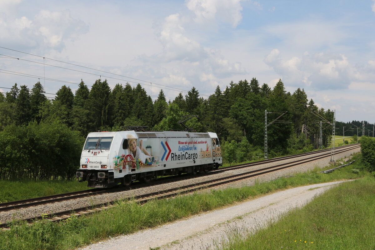 185 349 aus Freilassing kommend am 8. Juni 2021 bei Grabensttt im Chiemgau.