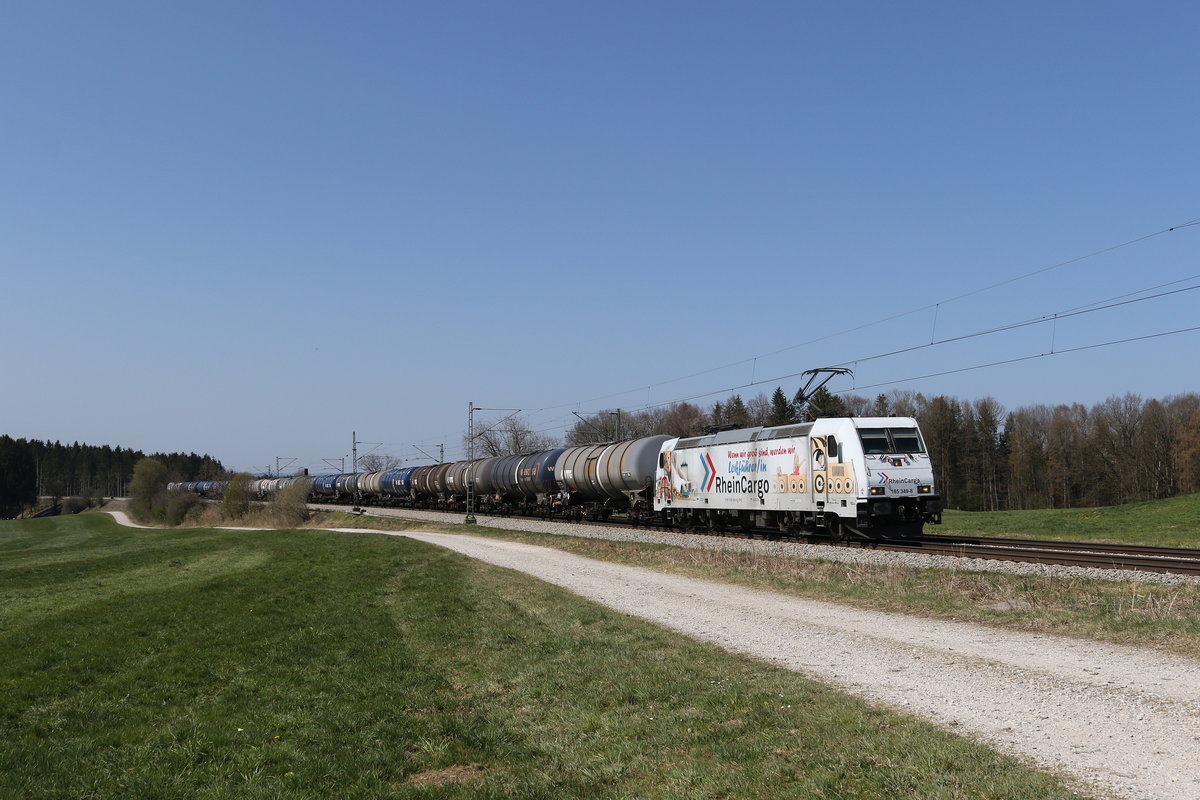 185 349 von  Rhein Cargo  mit einem  Umleiter  aus Mnchen kommend am 7. April 2020 bei Grabensttt im Chiemgau.