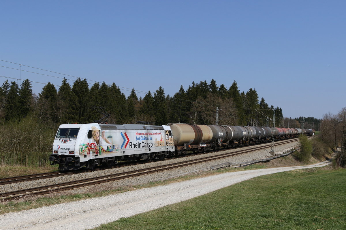 185 349 von  Rheincargo  mit einem Kesselwagenzug aus Salzburg am 9. April 2020 bei Grabensttt.