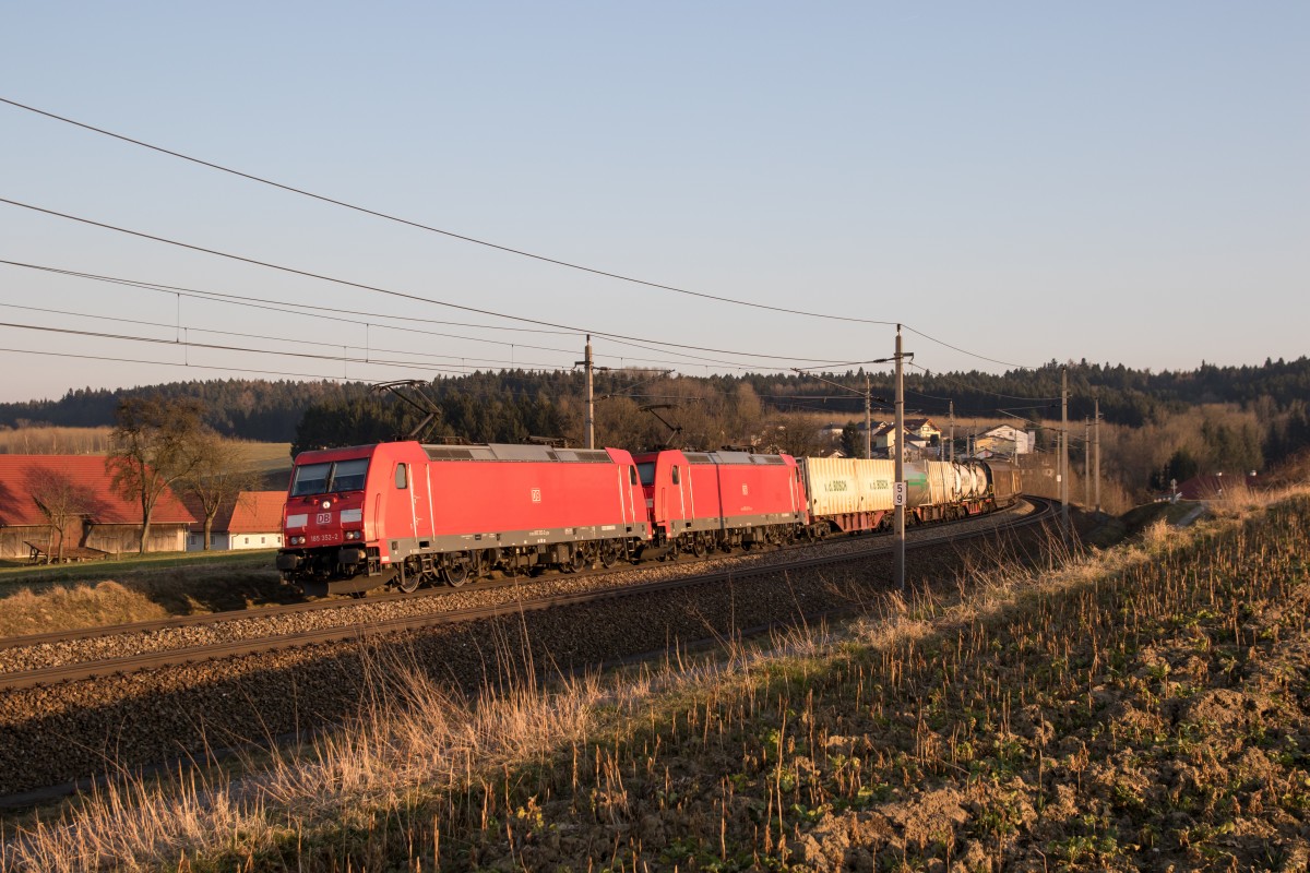 185 352-2 und 185 243 mit einem gemischten Gterzug am 18. Mrz 2015 bei Haiding.