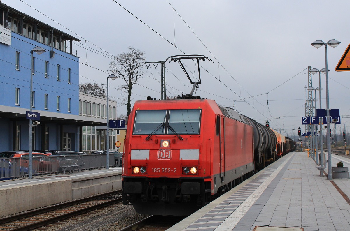 185 352-2 mit einem gemischten Gterzug am 1. Dezember 2012 im Bahnhof von Rosenheim.