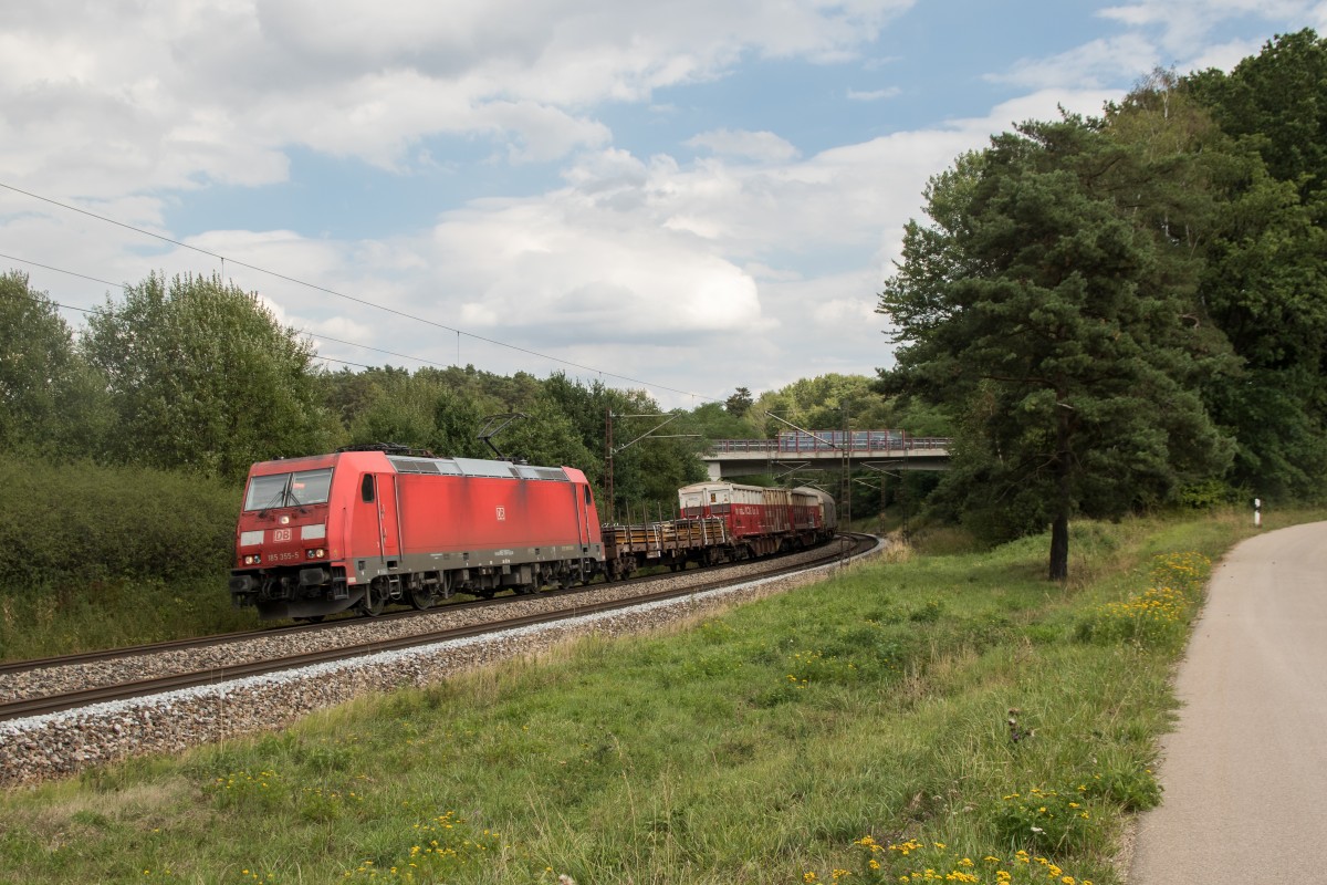 185 355-5 mit einem gemischten Güterzug am 28. August 2015 bei Sinngrün.