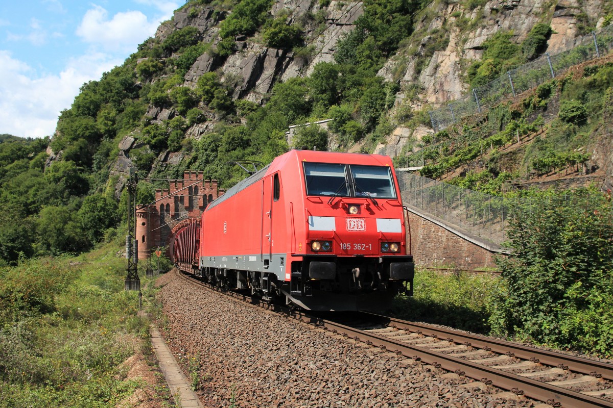 185 362-1 kurz nach der Ausfahrt aus dem  Loreley-Tunnel . Aufgenommen am 21. August 2014.