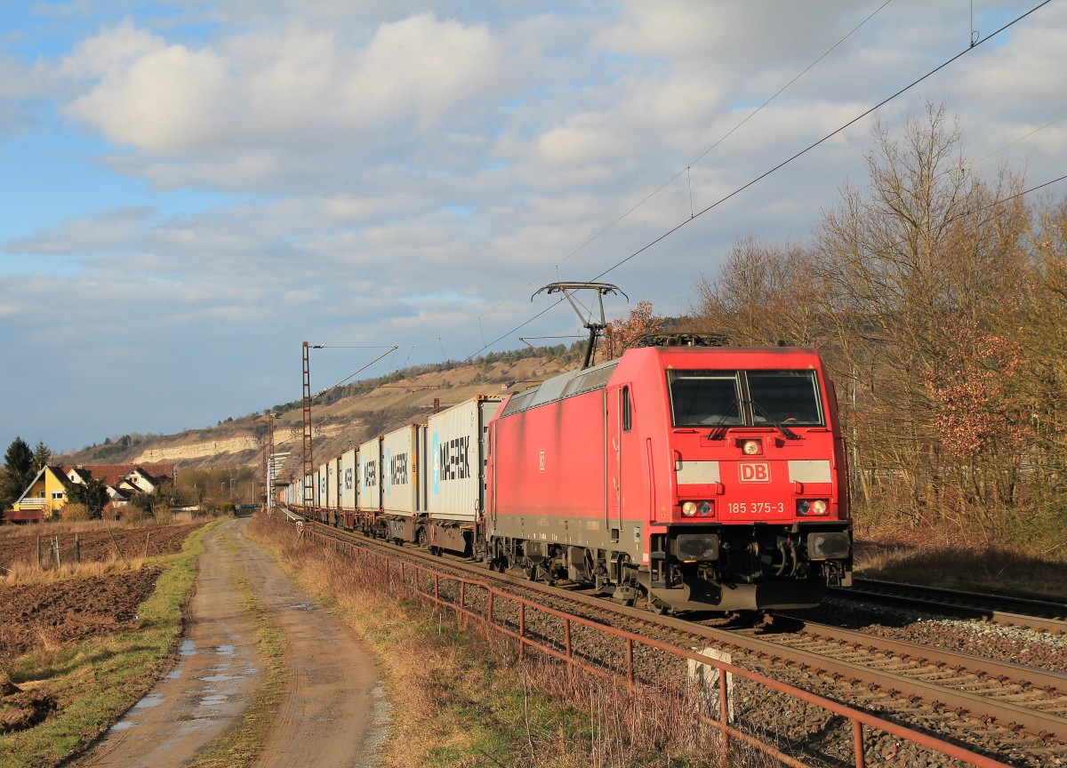 185 375-3 zieht am 19. Februar 2014 den  Maersk -Containerzug durch das Maintal.