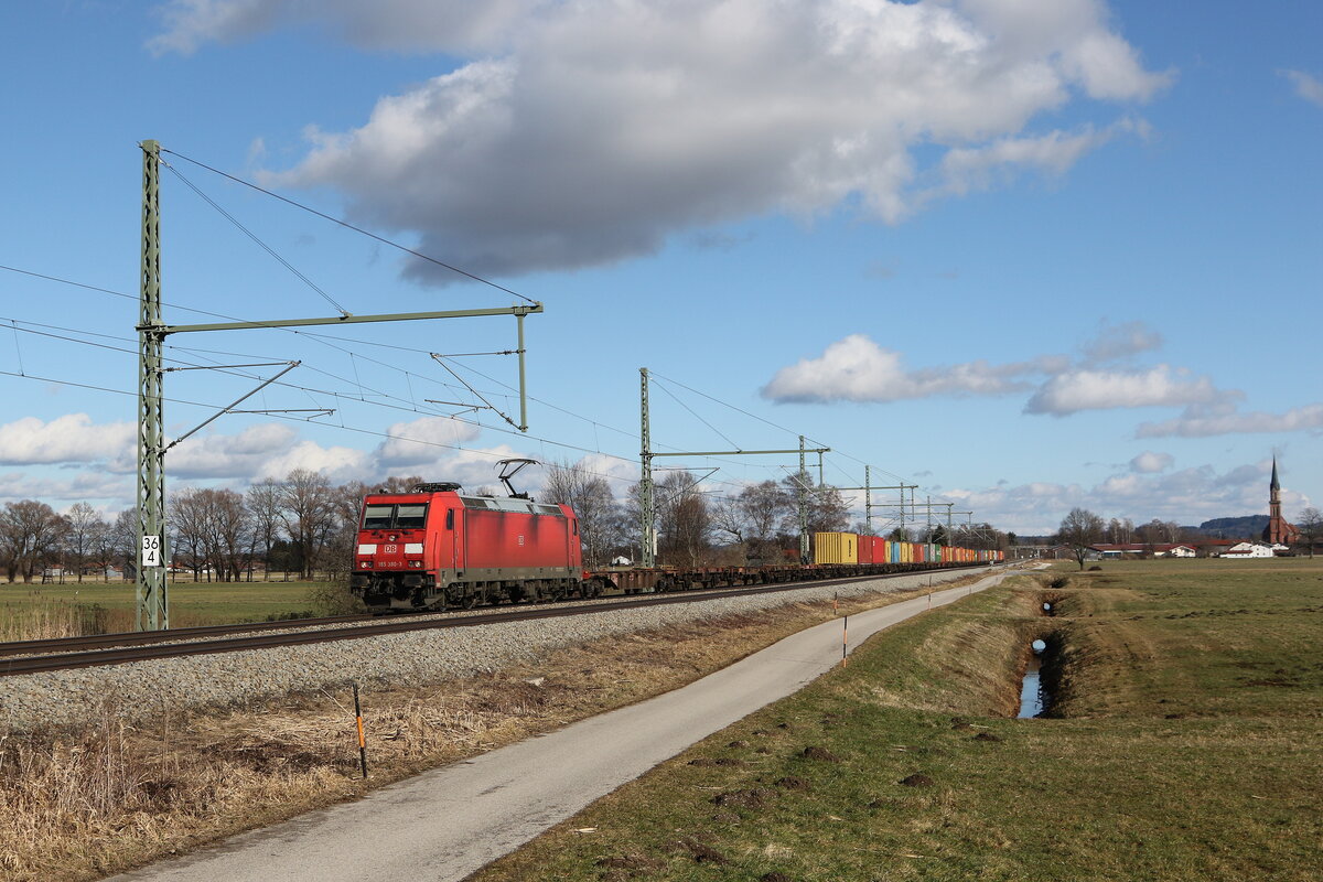 185 380 mit einem Containerzug am 5. Februar 2022 bei bersee am Chiemsee.