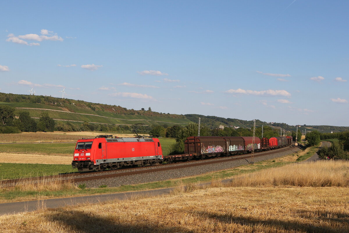 185 380 war am 4. August 2022 bei Winterhausen in Richtung Wrzburg unterwegs.