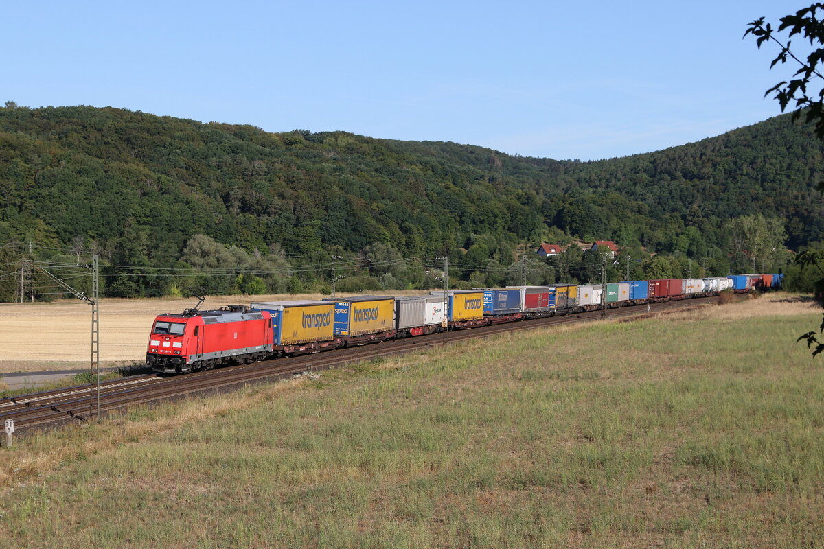 185 384 mit einem  KLV  aus Gemnden kommend am 7. August 2022 bei Harrbach.