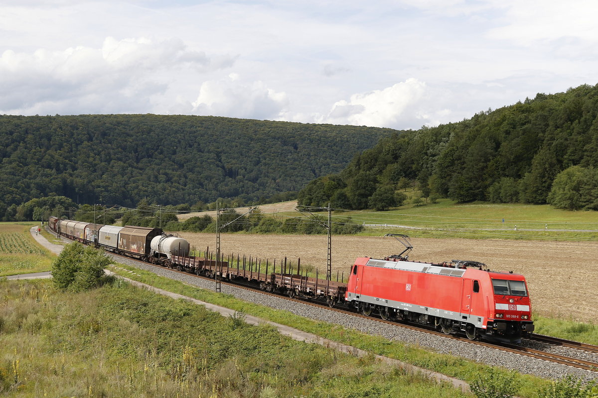 185 388-6 mit einem gemischten Gterzug bei Harrbach am 18. August 2017.