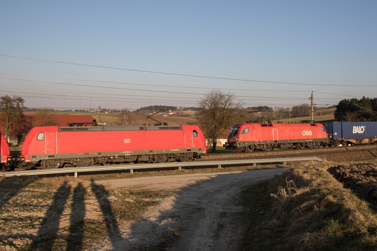 185 395-1 und 1116 158-7 begegneten sich am späten Nachmittag des 18. März 2015 bei Haiding.