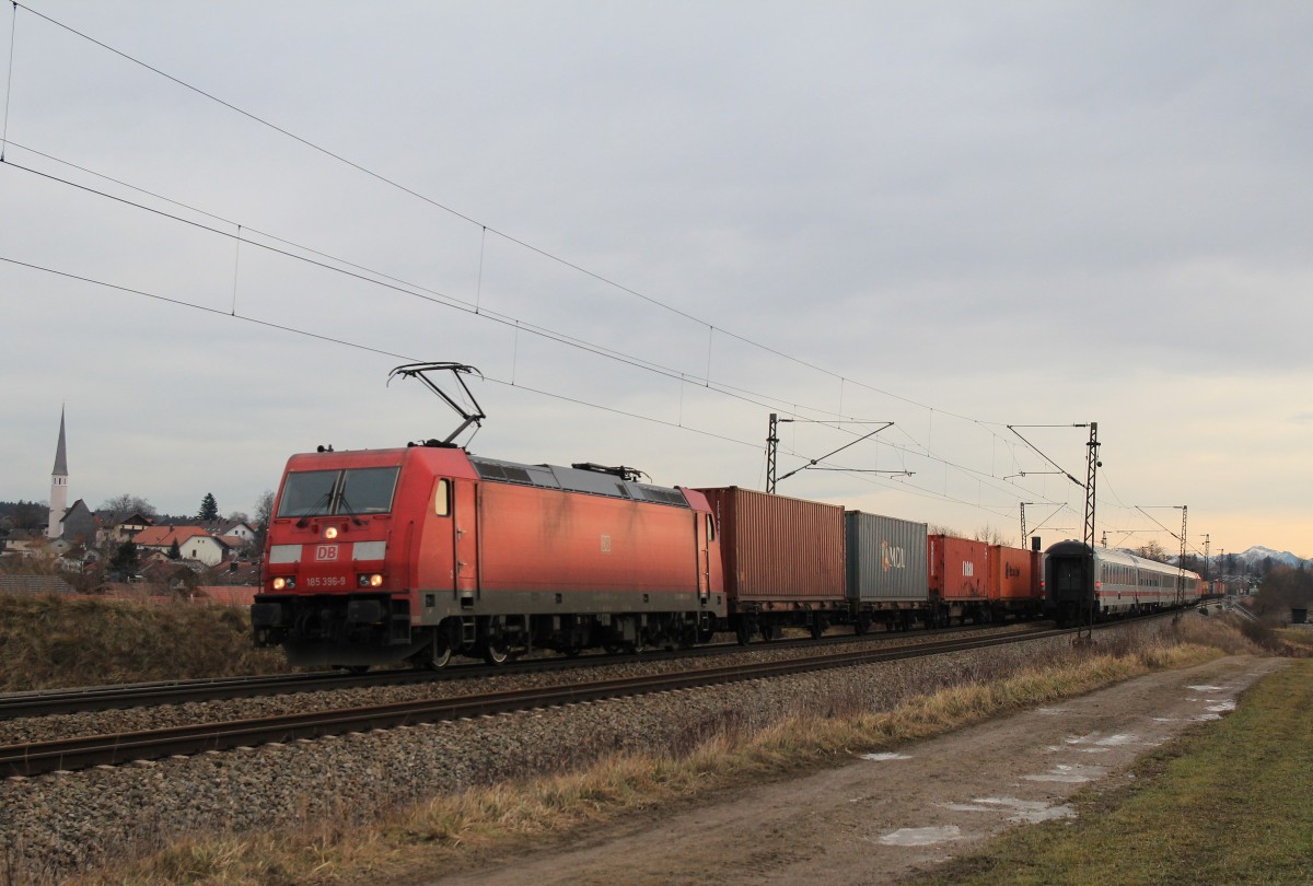 185 396-6 ist am 4. Januar 2014 bei Ostermnchen in Richtung Mnchen unterwegs.