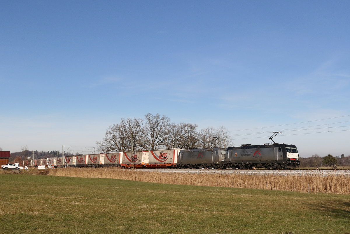 185 408 und 185 418 mit dem  Mars-Zug  am 12. Januar 20202 bei Bernau am Chiemsee.