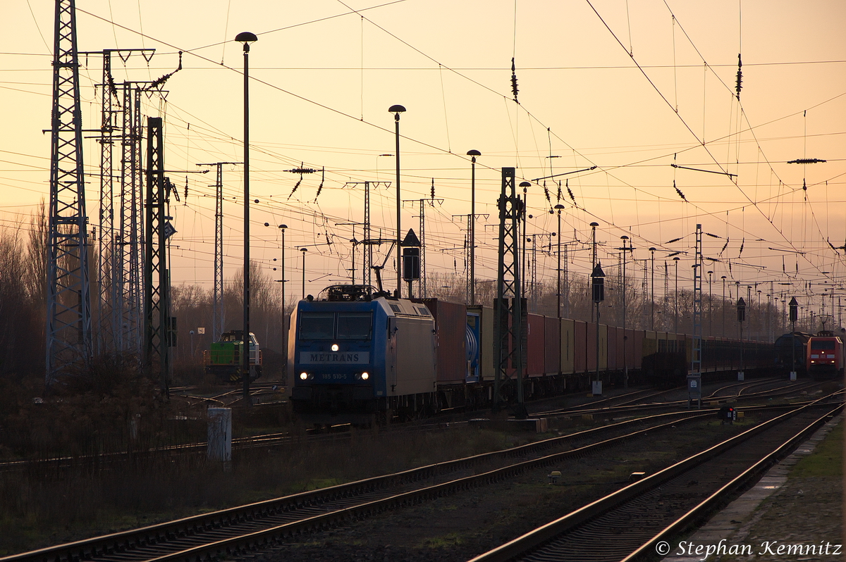 185 510-5 Alpha Trains für METRANS Rail s.r.o. mit einem Containerzug in Stendal und fuhr in Richtung Magdeburg weiter. 15.12.2013
