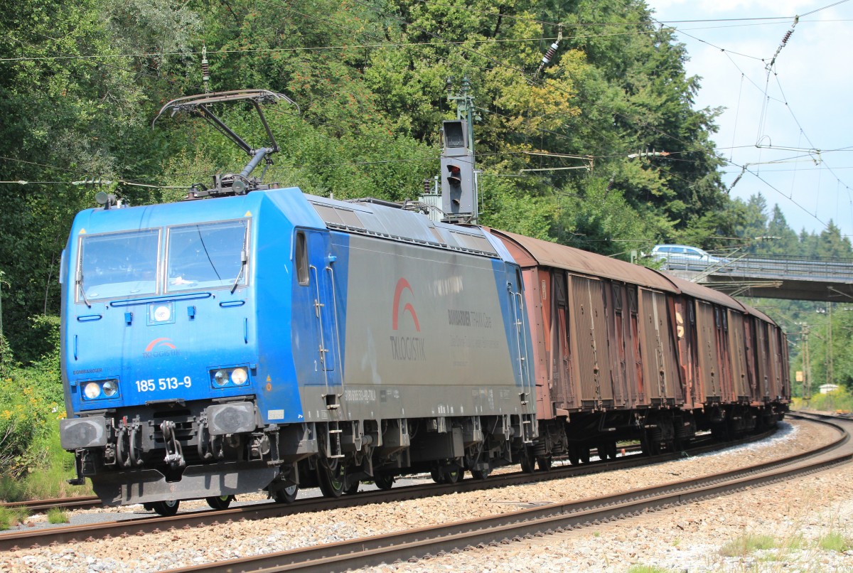 185 513-9 zieht am 20. August 2013 einen Güterzug durch den Bahnhof von Assling.