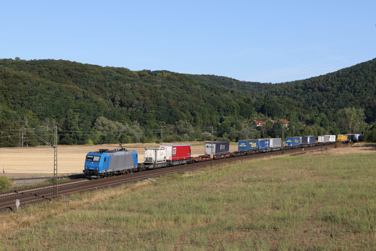 185 521 mit einem  KLV  aus Gemnden kommend am 7. August 2022 bei Harrbach am Main.