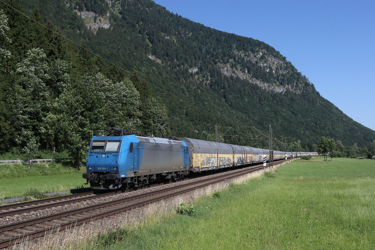 185 526 mit einem Autozug am 29. Juni 2023 bei Niederaudorf im Inntal.