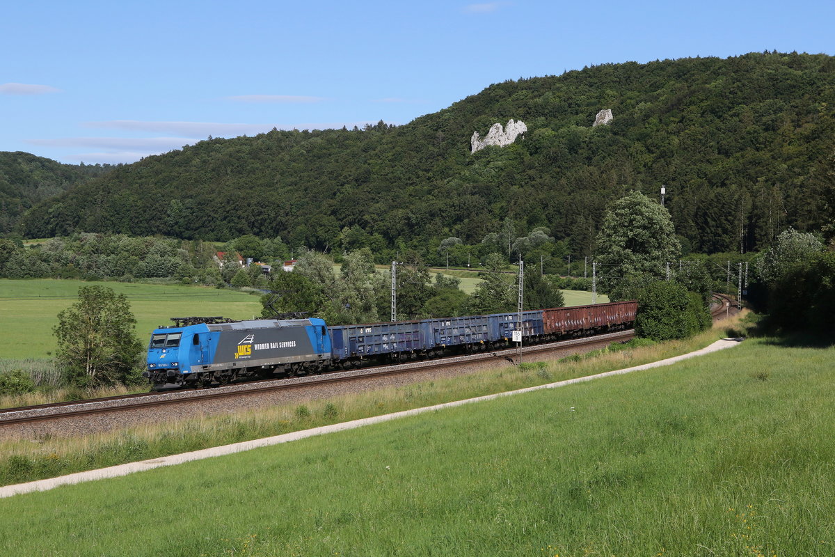 185 526 von  Widmer Rail Service  mit einem Ganzzug offener Gterwagen am 30. Juni 2020 bei Dollnstein im Altmhltal.