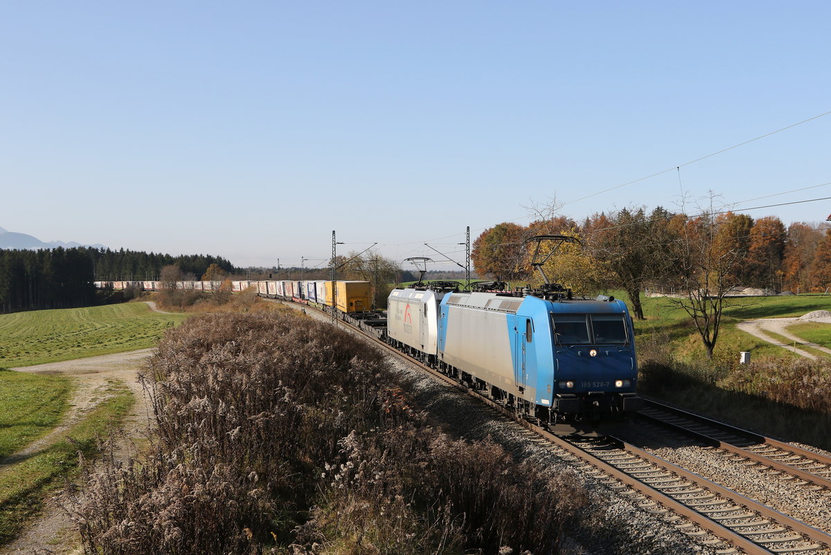 185 528 und 185 531 mit einem  KLV  aus Mnchen kommend am 9. November 2020 bei Grabensttt im Chiemgau.