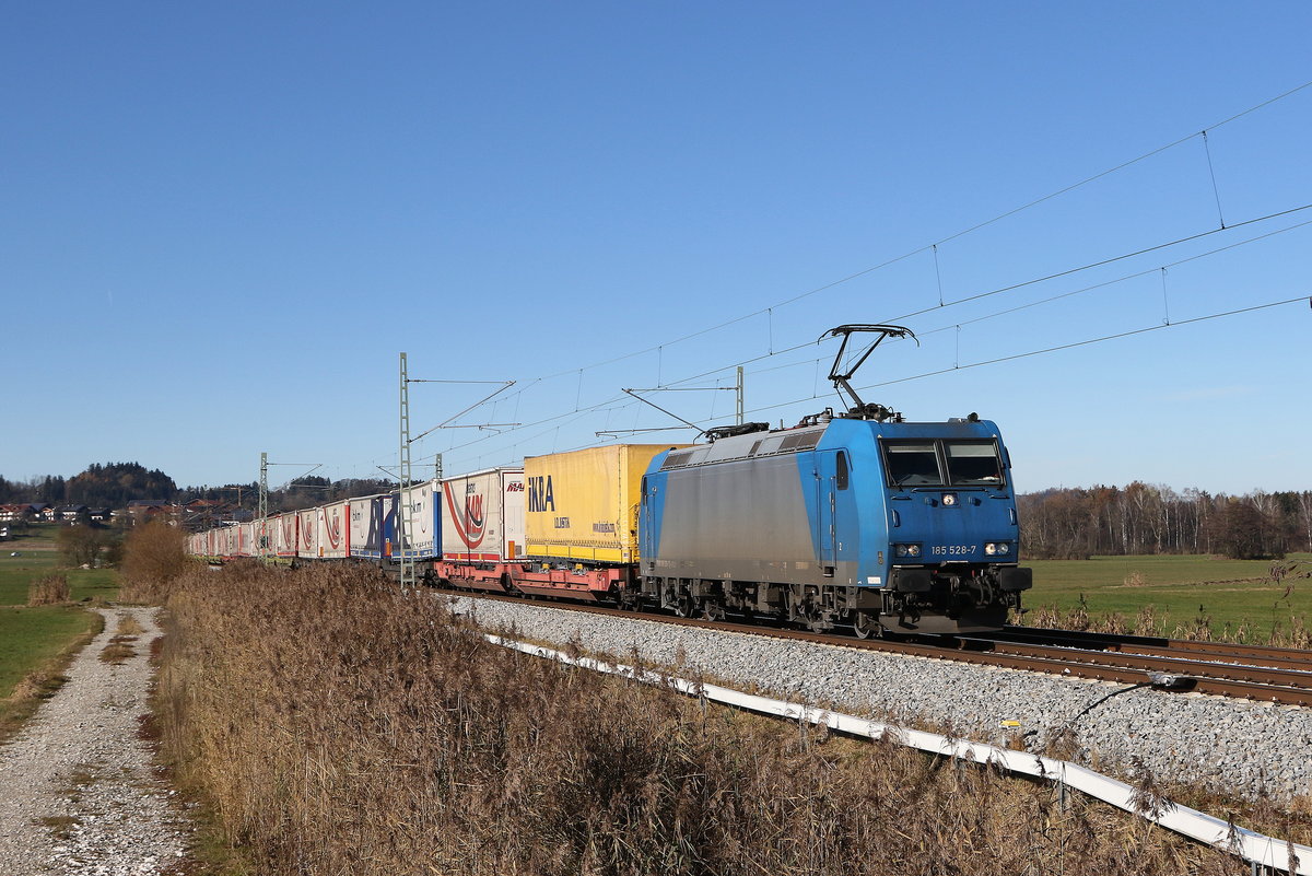 185 528 mit dem  Mars-Zug  aus Mnchen kommend am 22. November 2020 bei Bernau am Chiemsee.